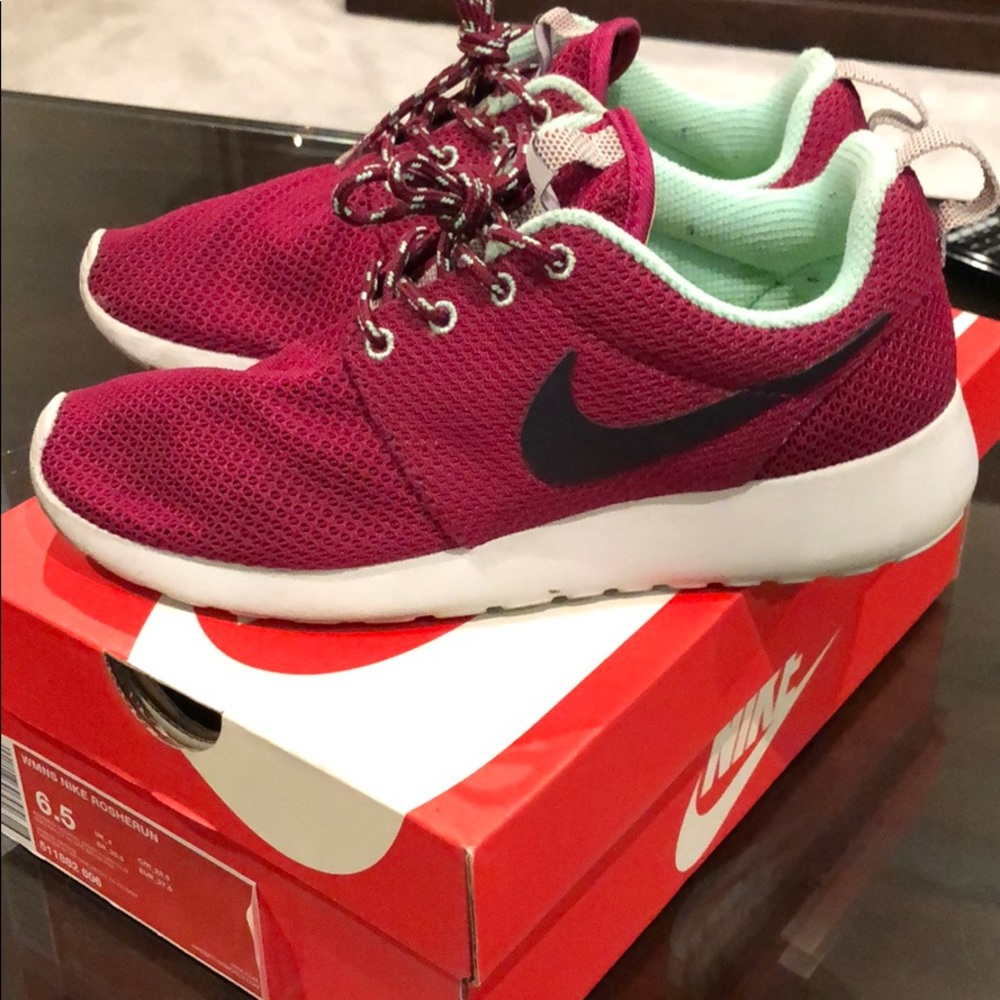 Nike Women’s Roshe Run 6.5